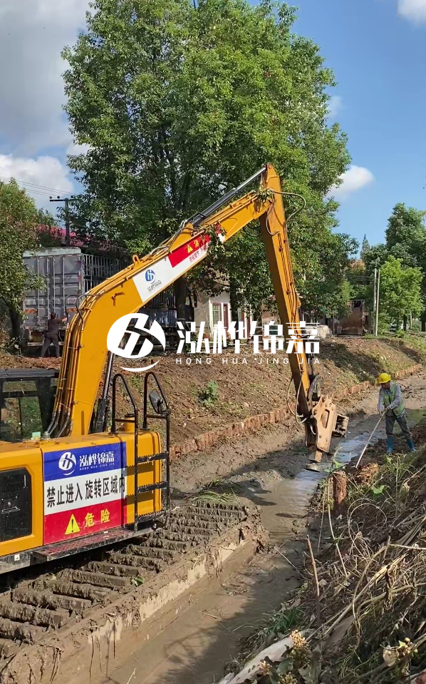 日照挖機打木樁專業施工-仿木護岸樁怎么施工？