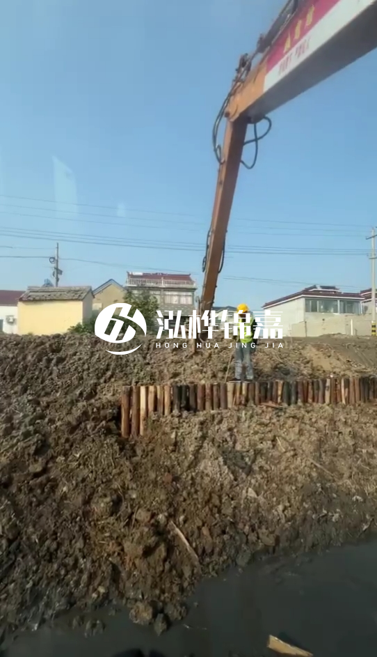 畢節市挖機打木樁專業施工-河道護坡木樁會不會腐爛？